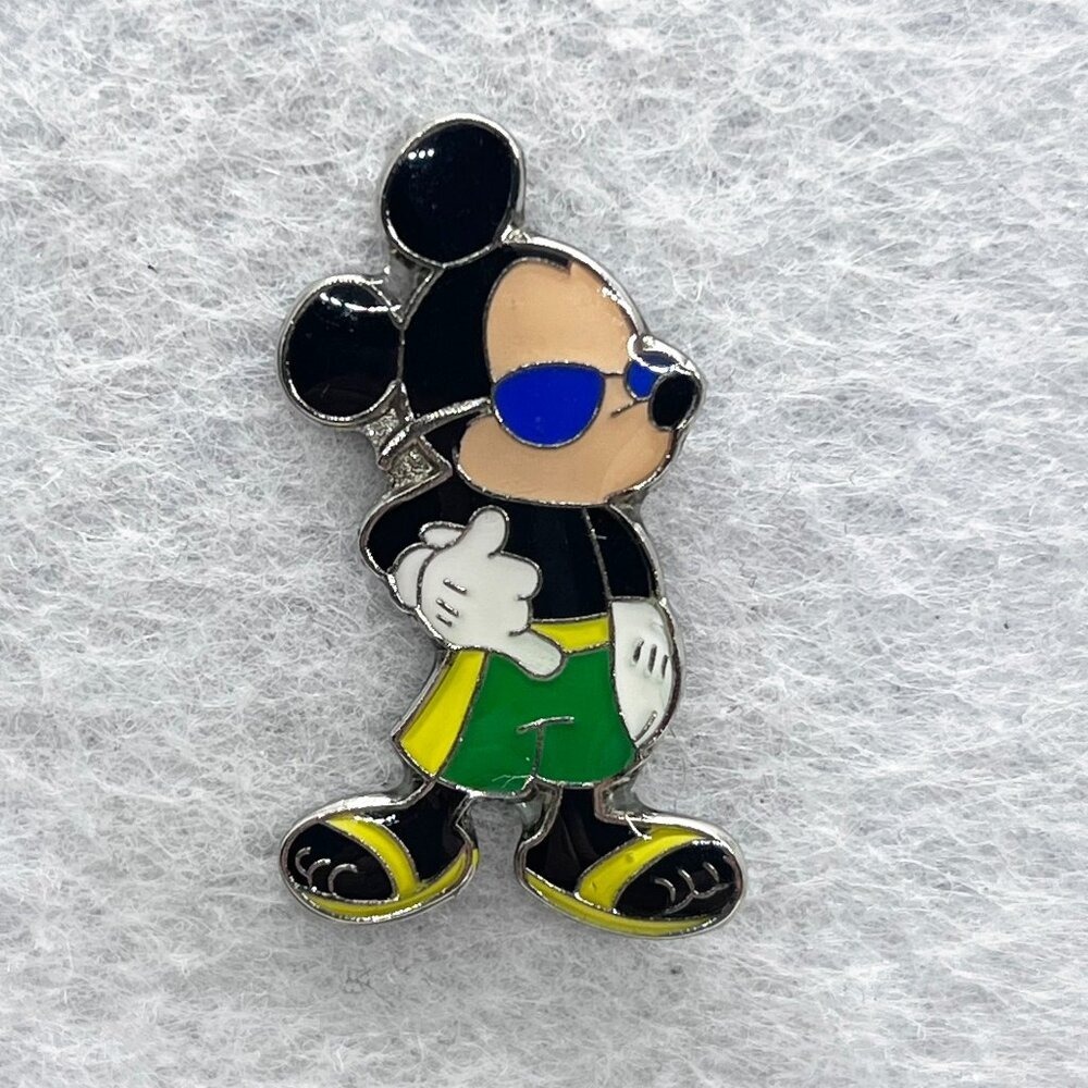 🔮 5/$25 Disney Beach Mickey Mouse Pin